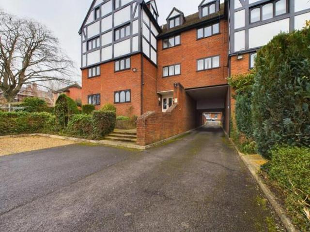 Flat for rent in Wotton, Gloucester