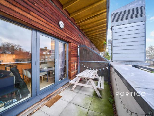 Flat for rent in Cat Hill, England