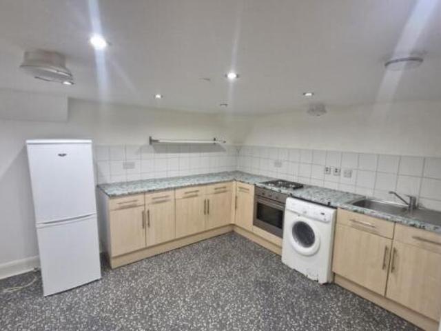 Flat for rent in Cat Hill, England