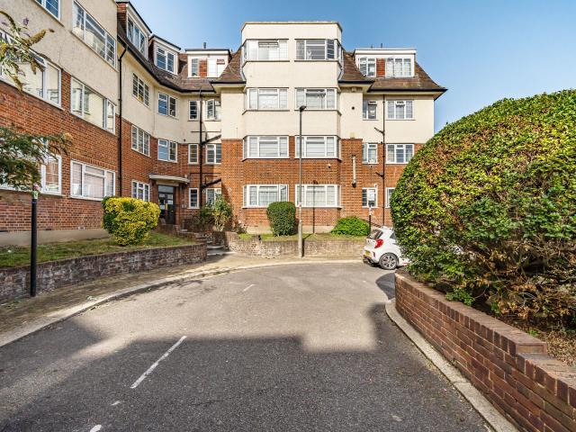 Apartment for rent in Furzedown, Greater London