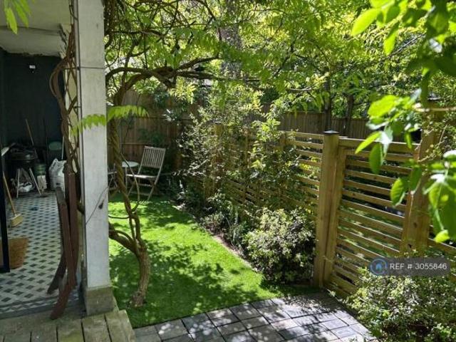 Flat for rent in Cat Hill, England
