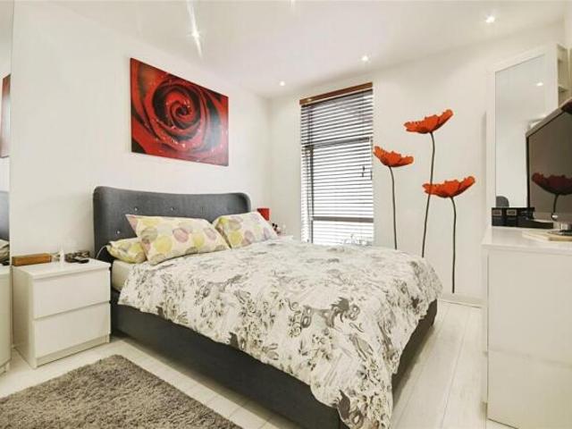 Flat for rent in Brentford End, Greater London