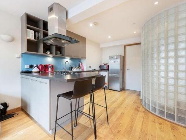 Flat for rent in Cat Hill, England