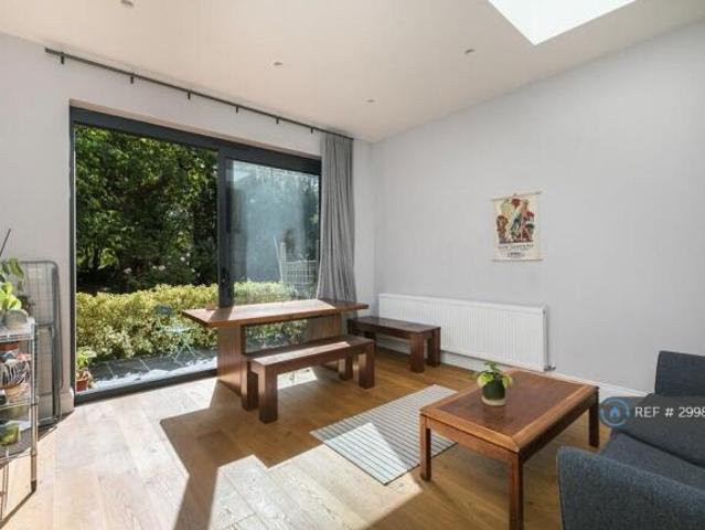Flat for rent in Cat Hill, England