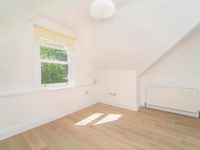 Flat for rent in Cat Hill, England