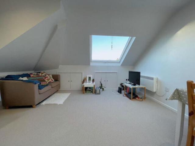 Flat for rent in Cat Hill, England