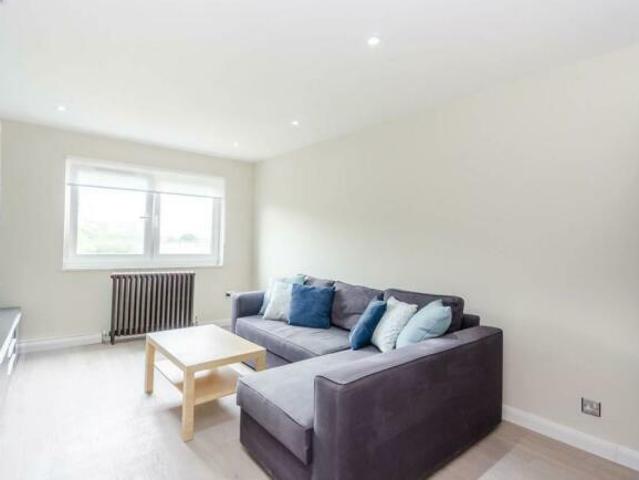 Flat for rent in Cat Hill, England