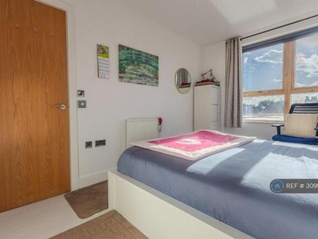 Flat for rent in Cat Hill, England