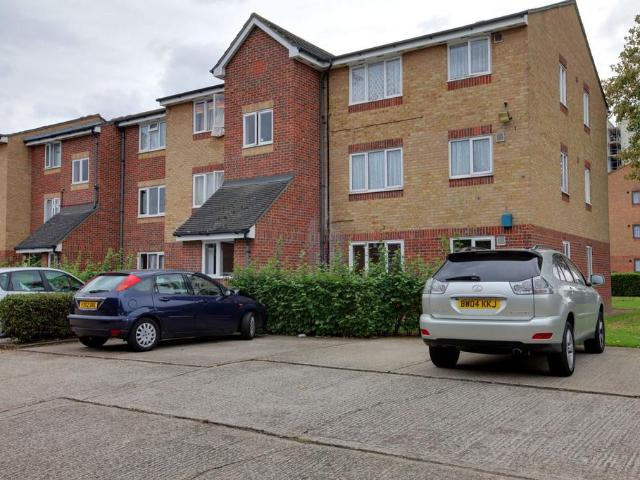 Flat for sale in Dagenham, Dagenham