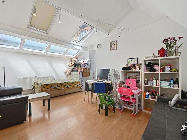 Flat for sale in Harlesden, Greater London