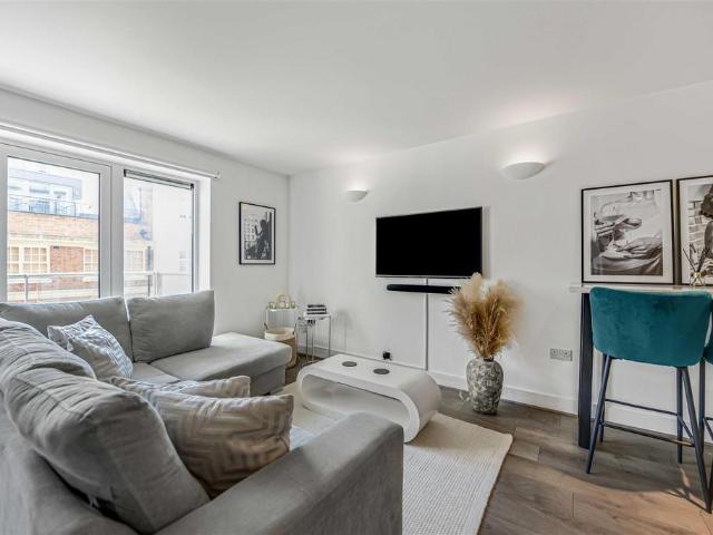 Flat for sale in Clapham Junction, Greater London
