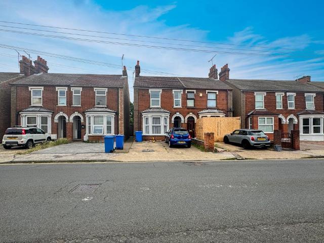Flat for sale in Key Street, Suffolk