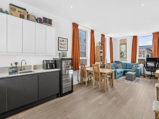 Flat for sale in Putney, Greater London