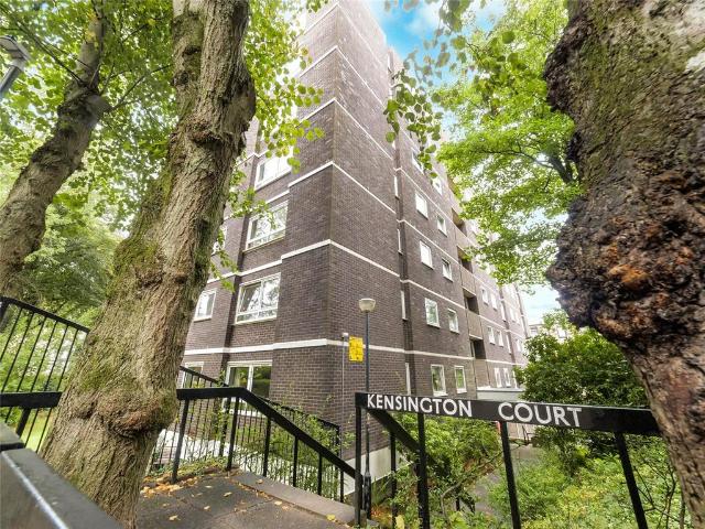 Flat for sale in Dowanhill, Scotland