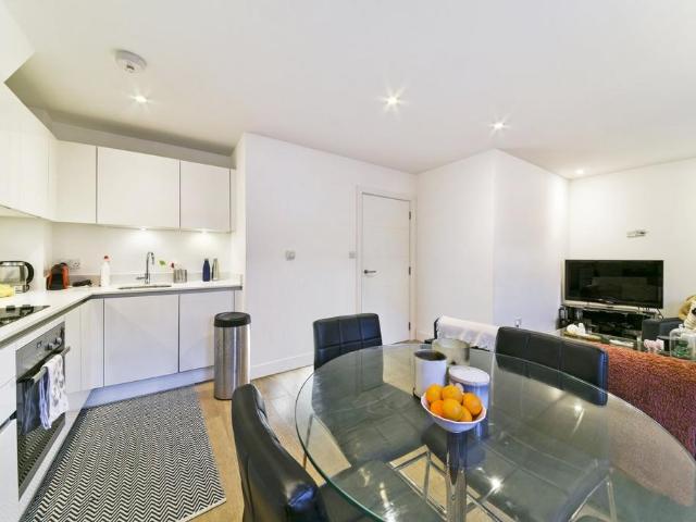 Flat for sale in Limehouse, Greater London