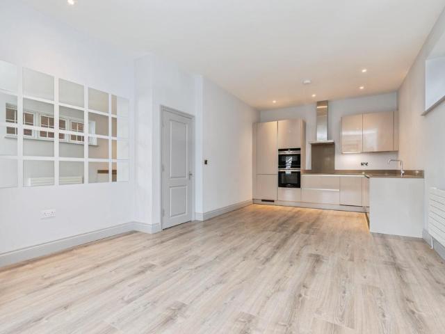 Flat for sale in London Borough of Croydon, Purley