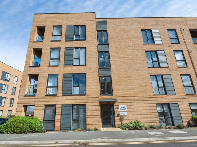 Flat for sale in South Ockendon, Essex