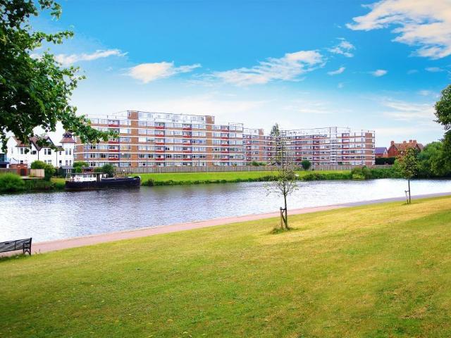 Flat for sale in Compton Acres, Barton In Fabis