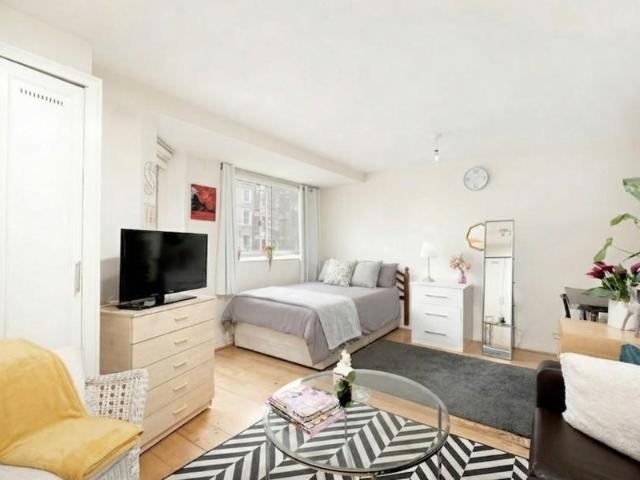 Flat for sale in Earl's Court, Greater London