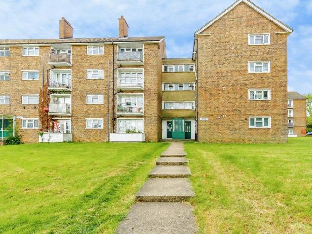 Flat for sale in London Borough of Croydon, Forestdale