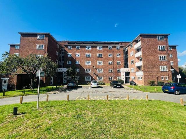 Flat for sale in London Borough of Ealing, Greater London