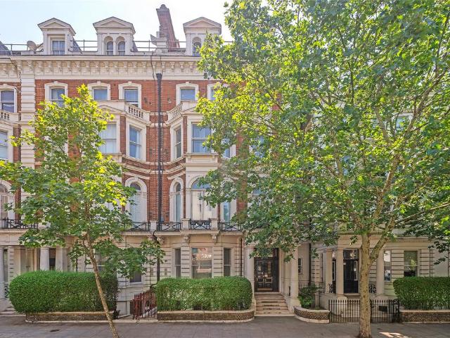 Flat for sale in Earl's Court, Greater London