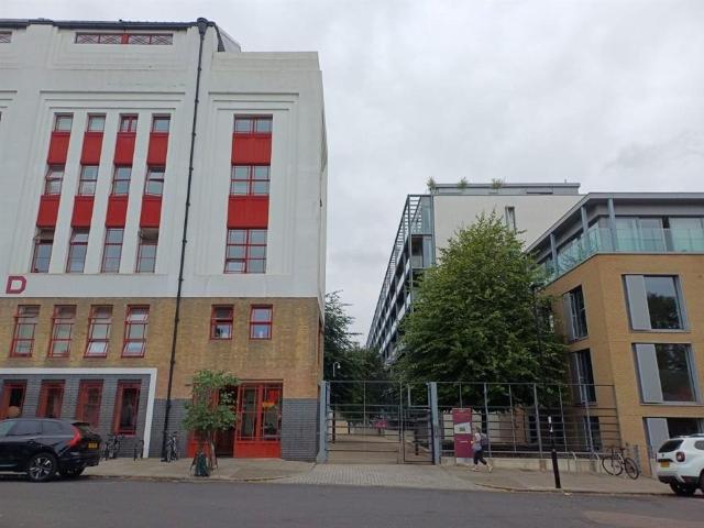 Flat for sale in Finsbury Park, Greater London