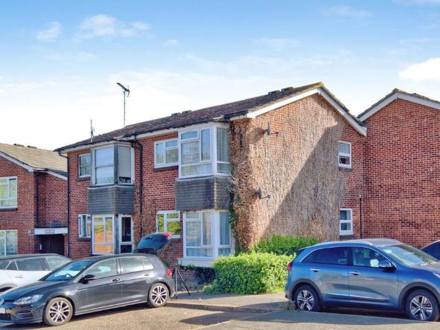 Flat for sale in Shotgate, Basildon