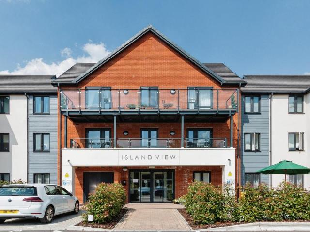 Flat for sale in Hounsome Fields, Priest Down