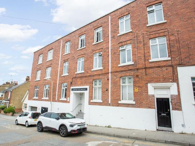 Flat for sale in The Bridge, Kent