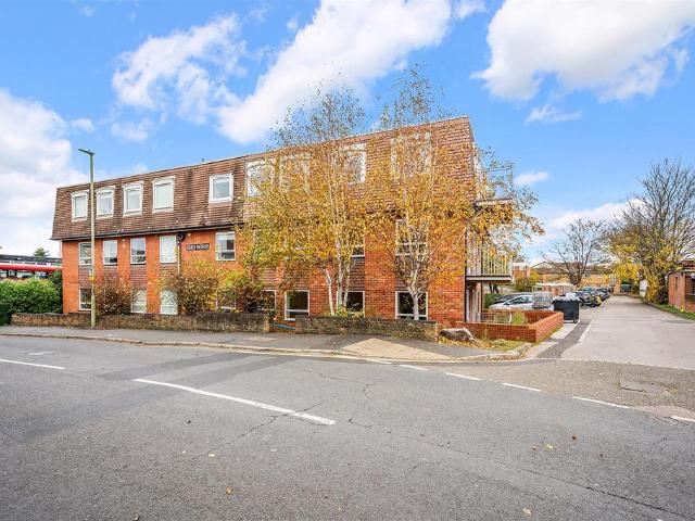 Flat for sale in Epsom, Surrey