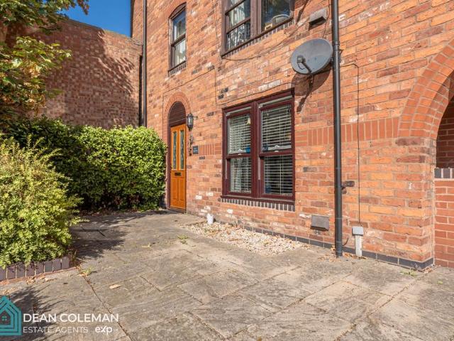 Flat for sale in Red Hill, Worcestershire
