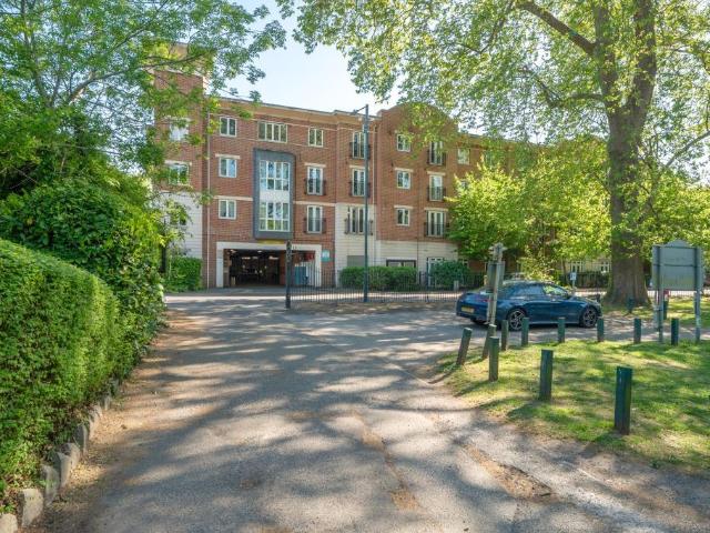 Flat for sale in Bray Wick, Maidenhead