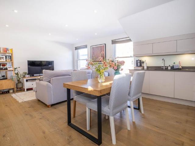 Flat for sale in London Borough of Wandsworth, Greater London