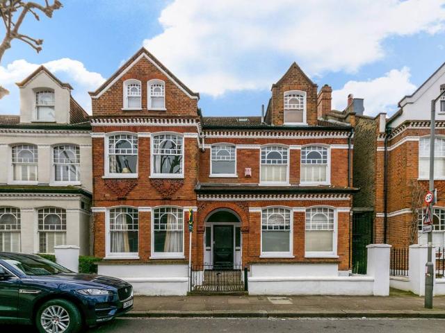 Flat for sale in Balham, Greater London