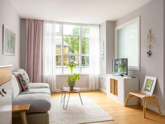Flat for sale in London Borough of Richmond upon Thames, Greater London
