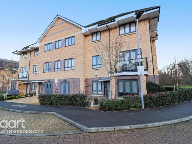 Flat for sale in Fretherne, Hertfordshire