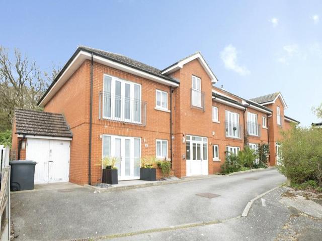 Flat for sale in Hainault, Greater London
