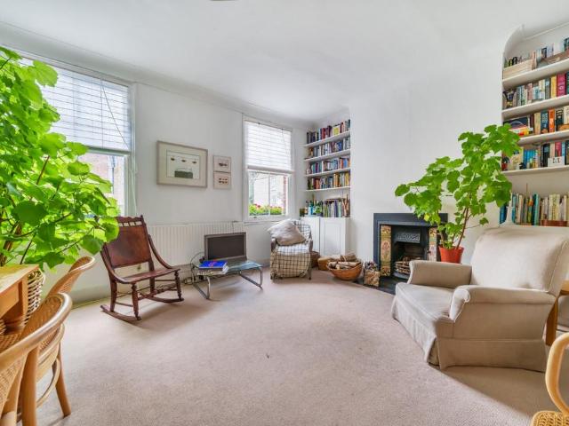 Flat for sale in Shepherd's Bush, Greater London