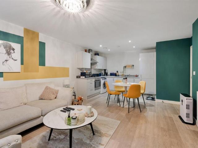 Flat for sale in Merstham, Merstham