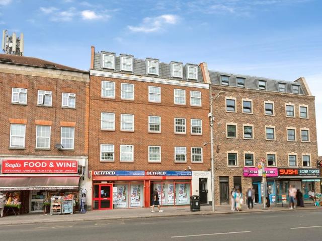 Flat for sale in Barkingside, Greater London