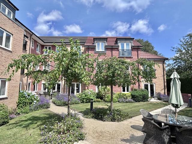 Flat for sale in Whetstone, Pinfold
