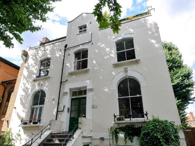 Flat for sale in Stamford Hill, Greater London