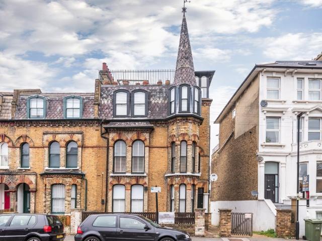 Flat for sale in Clapham, Greater London