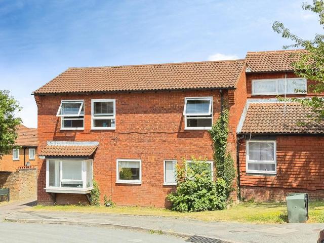 Flat for sale in Houghton Regis, Bedfordshire