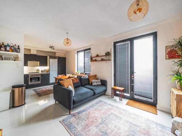 Flat for sale in Hillview, Surrey