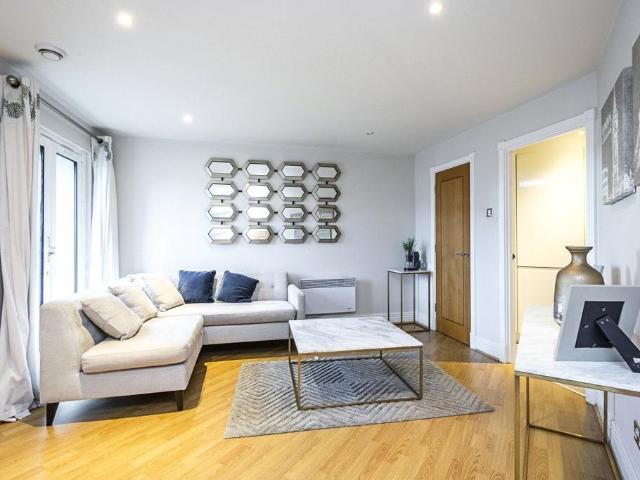 Flat for sale in Kensington, Greater London