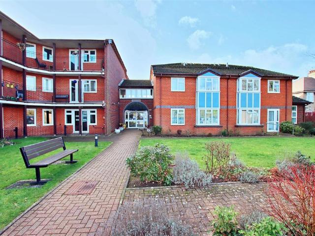 Flat for sale in Elstree and Borehamwood, Borehamwood