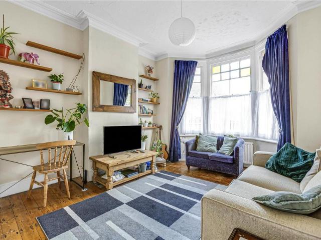 Flat for sale in London Borough of Wandsworth, Greater London