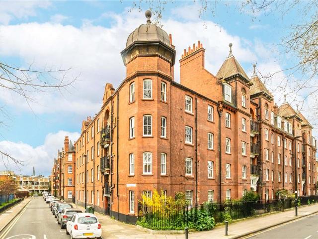 Flat for sale in Stepney, Greater London
